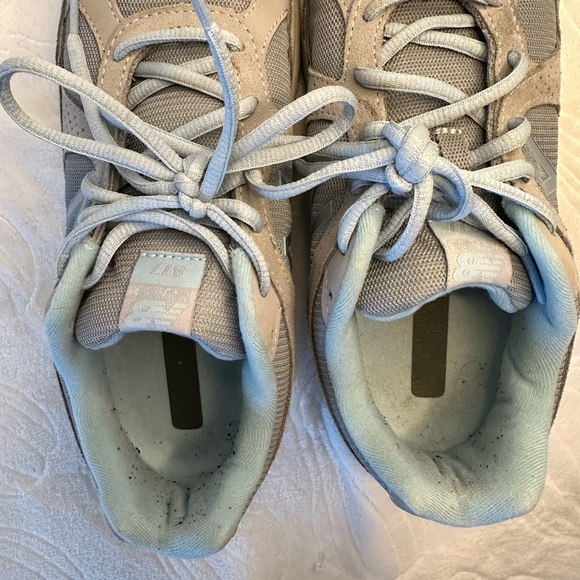 Used - New Balance Women’s Shoe 877 Silver / Grey with Blue Detail - Picture 8 of 13